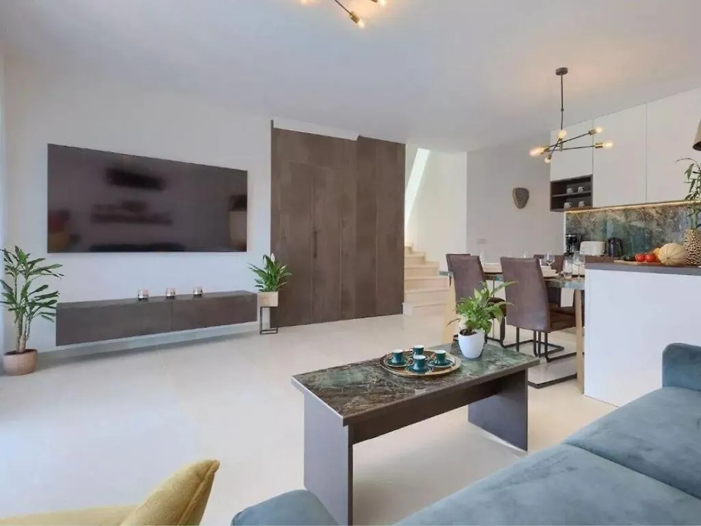 Villa Esmeralda II Comfortable Holiday Residence Novigrad