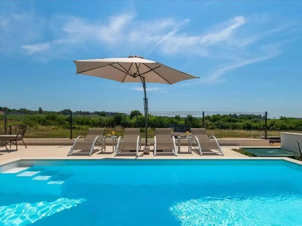 Esmeralda II Comfortable Holiday Residence Novigrad  Villa