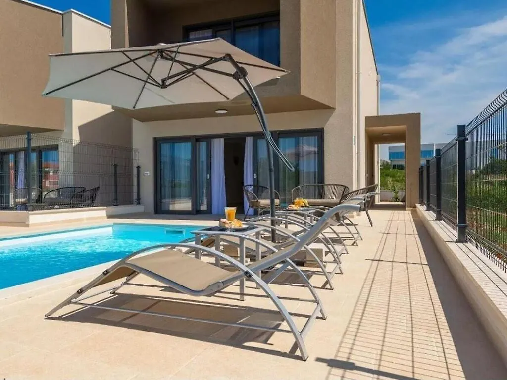 Villa Esmeralda II Comfortable Holiday Residence Novigrad