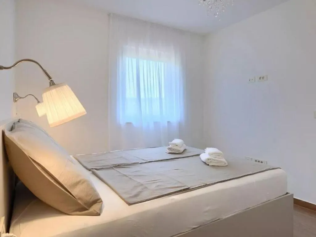 Esmeralda II Comfortable Holiday Residence Novigrad